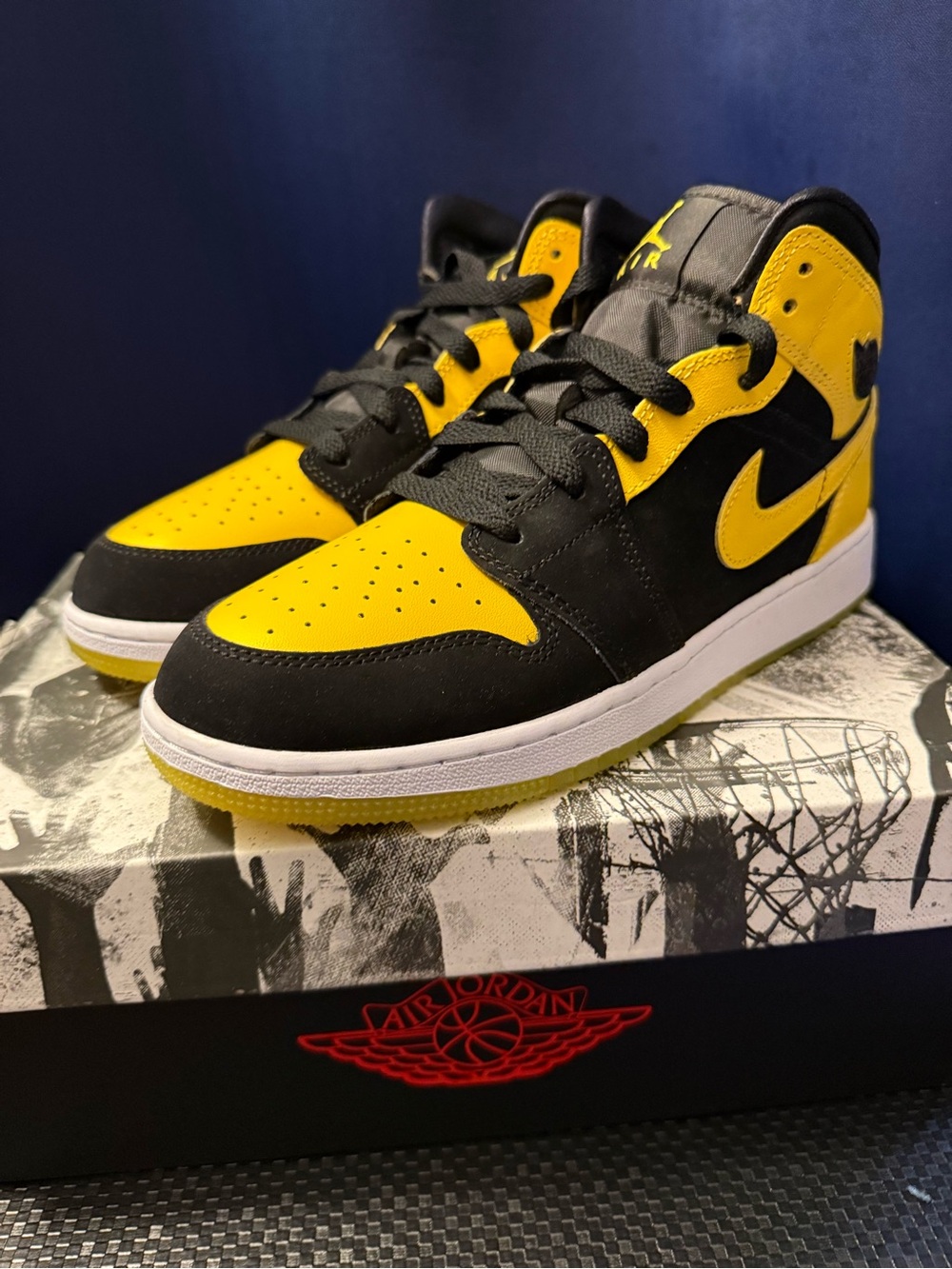AIR JORDAN 1 MID SE (GS) Boys size 7Y
BRAND NEW
